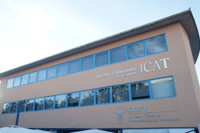 Exterior de la seu del COFT i l'ICAT.