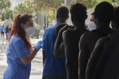 Dues sanitàries atenen desenes d'immigrants que han entrat aquest divendres a Melilla.