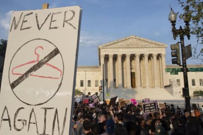 Activistas en defensa del derecho al aborto se concentran frente al Tribunal Supremo, en Washington.