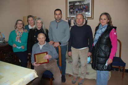 Isidoro junto a su familia durante la visita del alcalde y la concejala.