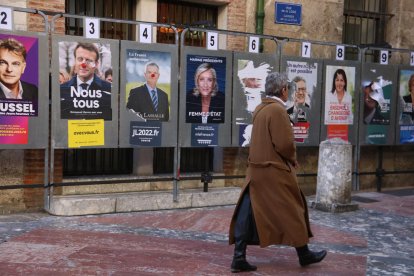 Uno da pasando por delante de carteles electorales a Perpiñán.