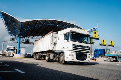 Un camió accedint al Port.