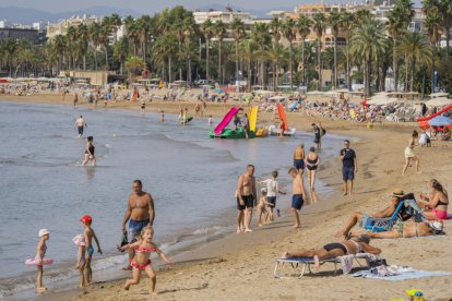 La platja de Llevant de Salou plena de banyistes i de turistes prenent el sol ahir al migdia.