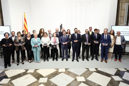 Foto de grupo de los establecimientos centenarios galardonados.