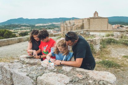 Las familias tienen que ir resolviendo pruebas y enigmas sobre lugares y personas de Montblanc.