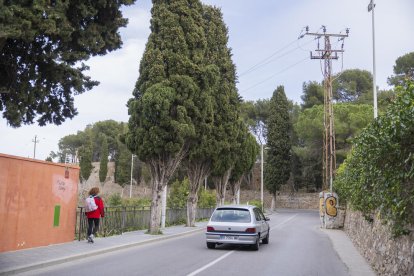 La ubicación de este elemento eléctrico representa un peligro para los conductores de la zona.