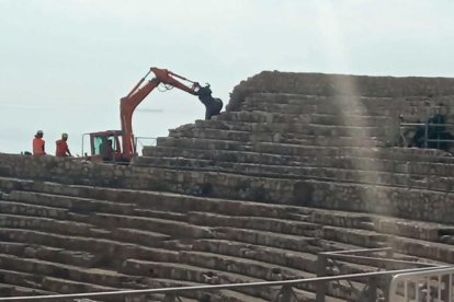 Imatge d'una màquina retroexcavadora treballant a l'Amfiteatre.