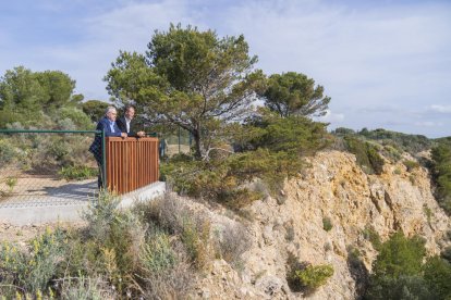 L'alcalde de Salou, Pere Granados, i el president de l'APT, Josep Maria Cruset, en un mirador.