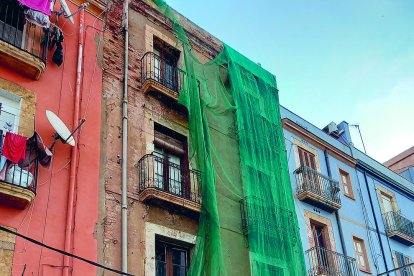 Dos aspectos del edificio problemático, en la calle de Mar, que causa inconvenientes a los vecinos.