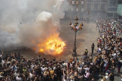 La plaça del Mercadal es va omplir aquest diumenge al matí en l'encesa de la segona Tronada extraordinària.