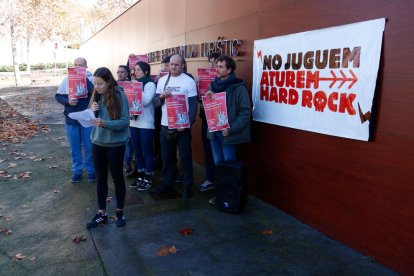 Algunos de los activistas de la plataforma frente a la sede del CRT en Vila-seca.