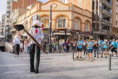 La xaranga Pujats de To i l'actuació de Camaleón Espectáculos han amenitzat l'acte d'inauguració de les obres.