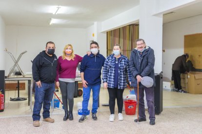 Membres de la junta de l'AV de Riuclar al local que estan reformant per acollir les activitats.