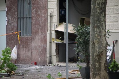 Local de la calle València afectada por una explosión.