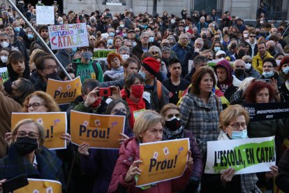 Manifestantes a favor del catalán en la escuela en la plaza Sant Jaume de Barcelona.