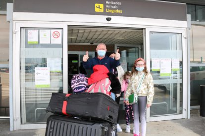 Una familia saliendo de la terminal de llegadas del Aeropuerto de Reus, de un vuelo proveniente de Dublín.