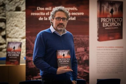 Imatge de Roberto Villarreal amb el seu nou llibre, 'El Proyecto Escipión'.