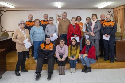 Les entitats participants en l'acte amb l'alcalde, Oscar Sánchez.