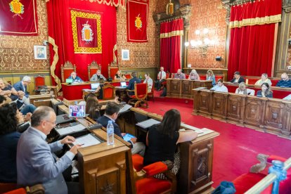 Imatge del saló de plens de l'Ajuntament de Tarragona durant la sessió extraordinària celebrada ahir amb motiu de la taxa de la brossa.