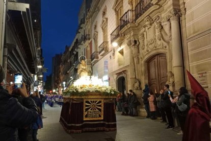 El carrer de Llovera amb molta gent a cada banda de la via mirant la processó, ahir.