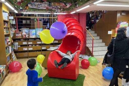 Un niño lanzándose por el tobogán de la Capona.