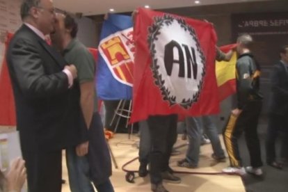 Captura del vídeo que recoge el asalto a la librería Blanquerna el año 2013.