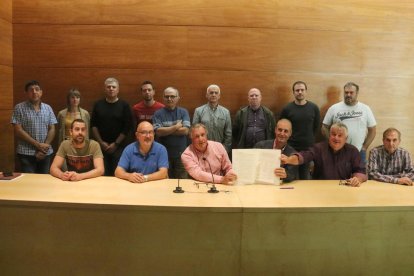 Alcaldes i presidents de cooperatives agràries i de comunitats de regants mostren el manifest que han subscrit.