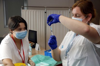 Imatge de la preparació de la vacuna de record de la covid-19.