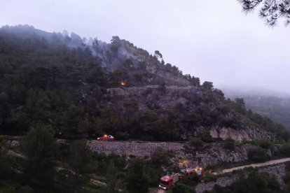 Los Bomberos trabajan con herramientas manuales por etingir el fuego en la zona de difícil acceso.