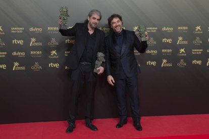 Fernando León de Aranoa i Javier Bardem aixequen els seus premis Goya per 'El buen patrón'