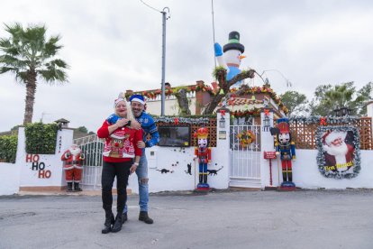 Ja fa tretze anys que l'Enrique i la Pedchy decoren l'exterior de casa.