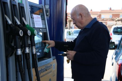 Un hombre poniendo gasolina.