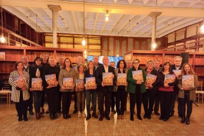 Representants institucionals i l'equip que ha editat el llibre, a la Casa Navàs de Reus