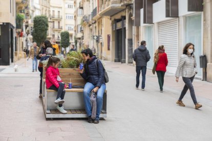 Elena López asseguda amb la seva filla a un dels 'parklets' mentre prenien un batut de Xixona.