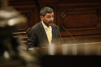 Joan Canadell intervenint al ple de Parlament del 22 de novembre.