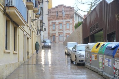 Les dimensions dels carrers i la voluntat dels conductors dificulten moltes vegades que els cotxes quedin correctament estacionats.