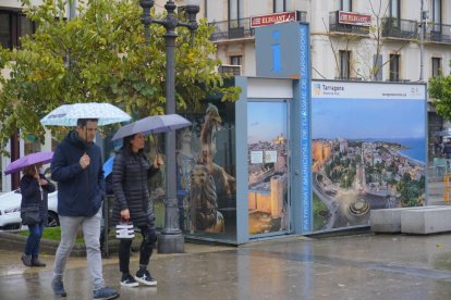 Imatge de l'Oficina de Turisme de la Rambla Nova de Tarragona, la qual romandrà oberta des d'avui fins a dilluns.