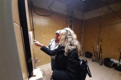 Imagen de la consejera de Llars de Jubilats i Consell de la Gent Gran, María José López, visitando las obras.