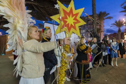 La celebració del Nadal ucraïnès vora el Pessebre de sorra de la Pineda.