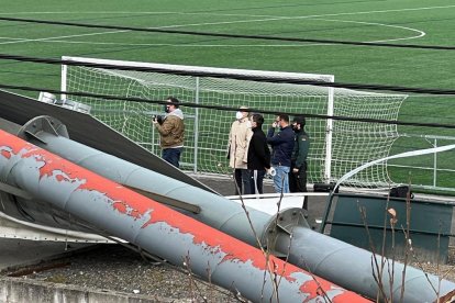 Els espectadors estaven presenciant la trobada quan la barri publicitària va caure i, al seu torn, va derrocar la torre d'il·luminació, totes dues dins de l'estadi.