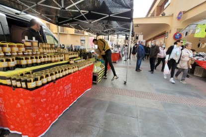 Las paradas llevan falda roja con un estampado de la diversidad de productos que se venden en los mercados.