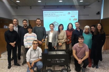 Imatge de l'aparell de recollida de microplàstics amb els estudiants de la URV i membres de la Plataforma de la Platja Llarga.