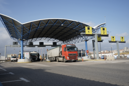 La gran quantitat de trànsit pesat i la intensitat del trànsit pel vial principal d'entrada i sortida de mercaderia en camió, fan necessària la intervenció.