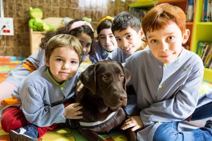 Impulsen projectes innovadors com el Projecte Guau!, que millora l'autoestima i la confiança dels infants.