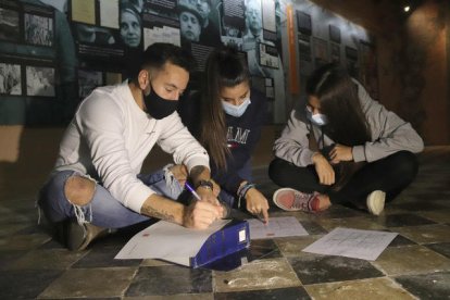 Participants a l'interior del refugi antiaeri de la plaça del Blat de Valls.