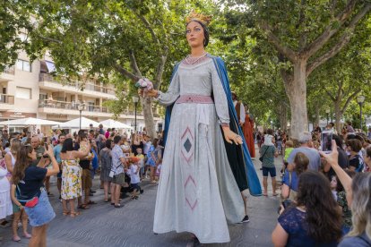 L'anada a Ofici amb el Seguici Festiu pels carrers del Barri del Port, ahir a la tarda.