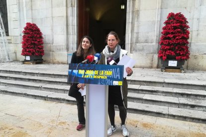 Eva Miguel i Inés Solé han parlat davant de l'Ajuntament.