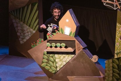 'Miranius', de la companyia De Paper, i 'Maure, el Dinosaure', de Teatre Nu.