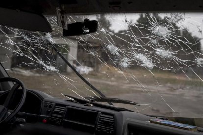 Un vehículo afectado por disparos de proyectil en la entrada de un taller mecánico, en Ivankiv, en la carretera a Chernobyl.