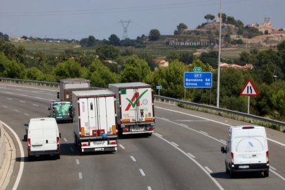 Imagen de archivo de vehículos circulando por la AP-7 a la altura de Banyeres del Penedès.